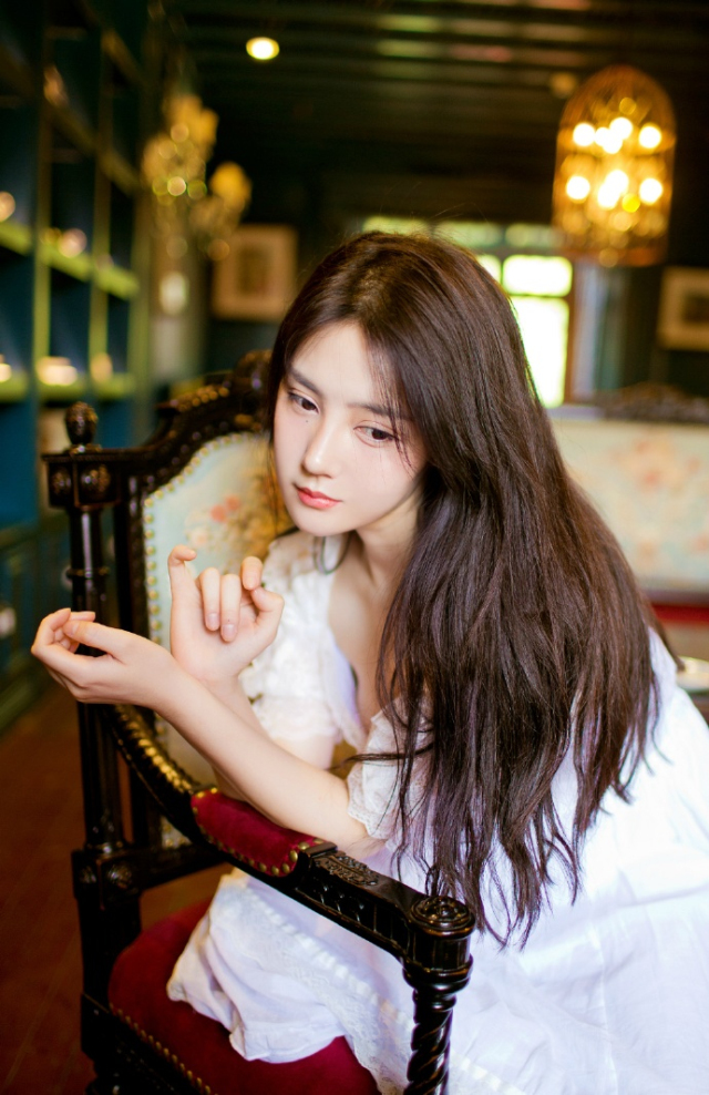 “若但以军略而论，士元胜我多矣。”诸葛亮苦笑着摇头道。